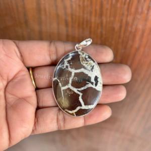 Collar Elegante y Único con Bisel Negro Septarian y Colgante de Moissanita, Joyería Fina para Mujer, Ideal para Fiestas - Product Image 1