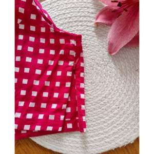 Top court sans bretelles en gingham rose pour femme avec fermeture éclair décorative - Product Image 1