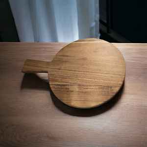 Bandeja sólida teñida de aceite mineral apta para alimentos naturales, plato redondo de madera de acacia, tabla de cortar para servir charcutería con mango - Product Image 2