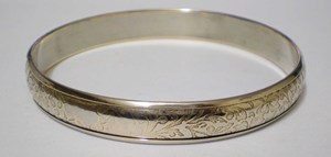 Brazalete Ancho de Cobre Martillado en Tono Plateado de Alta Calidad para Mujer, Brazalete Metálico Grande y Moderno, Elegante - Product Image 2