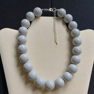 Collier artisanal vintage en perles de résine de bijouterie classique, vente en gros - Product Image 1
