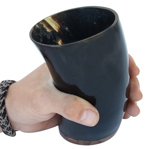 Auténtica jarra de cerveza vikinga para hombre, regalo de estilo vikingo con grabado de nombre personalizado para tu amigo. - Product Image 3