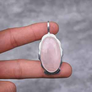 Colgante de cuarzo rosa hecho a mano con piedras preciosas, joyería de plata de ley 925, regalo para mujeres, elegante y único - Product Image 1