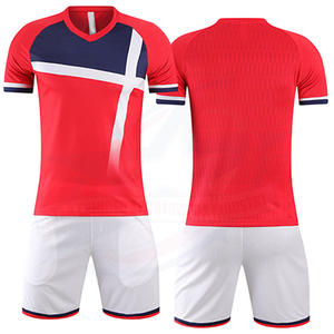 Uniforme de football personnalisé de haute qualité, séchage rapide, respirant, 100% polyester, impression par sublimation, vêtements de football haut de gamme - Product Image 2