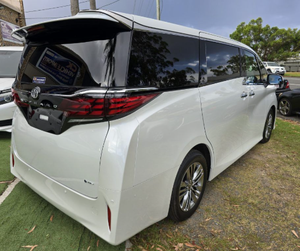 Toyota Alphard Hybride 2.5L E-4WD 2024 d'occasion en excellent état - Product Image 1