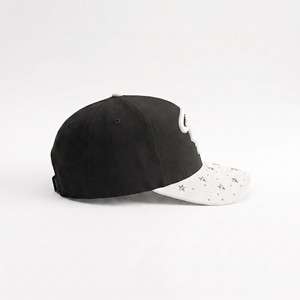 Gorra unisex de 6 paneles con logo bordado en 3D/PUFF y diamantes de imitación y estrellas en el borde, con tamaño ajustable. - Product Image 3