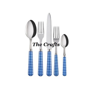 Ensemble de couverts en acier inoxydable de couleur argent classique de conception optimale avec poignées en résine pour un usage domestique et hôtelier - Product Image 2