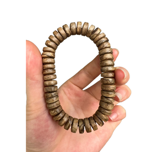 กำไลข้อมือไม้กฤษณาแท้ธรรมชาติ ขายดีที่สุด รูปทรงกลมเรียบ ยืดได้ ผลิตในเวียดนาม พร้อมส่งออก - Product Image 5