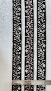 Lacets brodés à la machine en tissu sur mesure dans des motifs floraux en deux couleurs pour robes de mariée et vêtements pour la revente. - Product Image 4