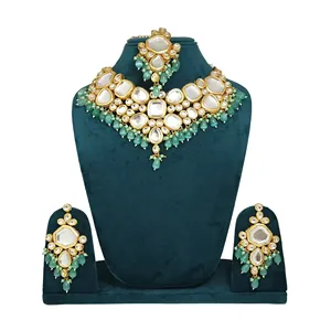Ensemble de bijoux fins en Kundan vert marine avec boucles d'oreilles plaquées or et Maang Tikka orné de perles et d'une bague en perles pour mariage ou cadeau - Product Image 1