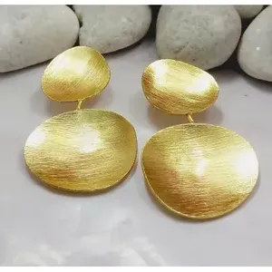 Pendientes de Aro y con Perno Hechos a Mano en Latón Chapado en Oro con Perla, Zirconia y Diamante - Product Image 1