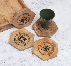 Posavasos de madera con bordes vieiras con intrincados diseños florales pintados a mano de estilo Mandala sobre la Veta de madera natural - Product Image 2
