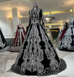 Magnifique robe de soirée vintage en satin, robe de bal, épaules dénudées, dos ouvert, dentelle, cristaux, motif floral, perles, écologique - Product Image 1