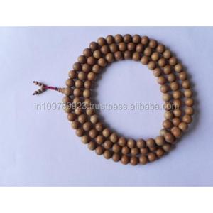 Le collier Mala de perles de bois de santal de qualité assurée pour le yoga de méditation et l'équilibre spirituel est disponible à l'exportation depuis l'Inde - Product Image 4