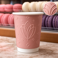 Gobelet à café en papier à double paroi, rose, avec logo personnalisé en relief, au design distinctif, pour boissons chaudes et lattes