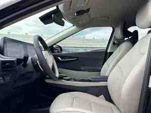 Hyundai EV6 2024 Usado, Tracción Total, Volante a la Izquierda, Asientos de Cuero, Cámara Trasera, Excelente Estado, Sin Accidentes - Product Image 2