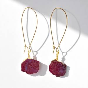 Venta al por mayor 925 plata esterlina rubí crudo 8-10MM pendientes de gota de piedra natal pendientes de mujer hechos a mano joyería de alambre de oreja personalizada - Product Image 1