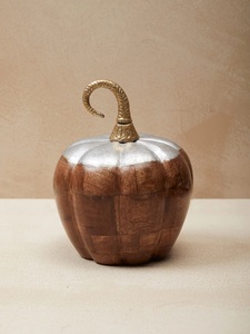 Nouveau centre de table de citrouille en bois design avec des bords lisses et des tons simples, idéal pour une étagère à thème naturel ou un décor de salle à manger - Product Image 4