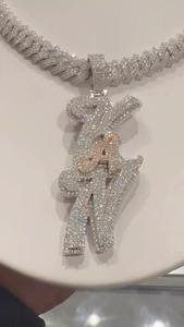 Pendentif Nom Personnalisé Plaqué Or en Argent Sterling 925 avec Style Mignon GRA Moissanite Lettres Passe le Test de Diamant Disponible à la Vente - Product Image 4