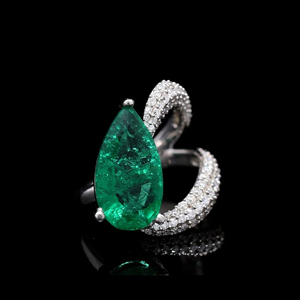 แหวนมรกตทรงลูกแพร์หรูหราประดับเพชรแบบ Pave ในทองคำขาว - Product Image 2