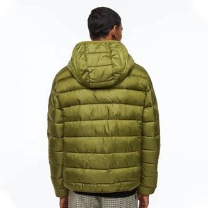 Nouvel arrivage de veste polaire chaude d'hiver à capuche pour hommes, manteau en polyester bon marché avec logo personnalisé et poches zippées épaisses et imperméables imprimées - Product Image 2