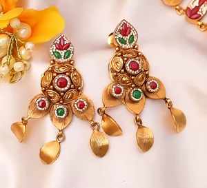 Collar kundan multicolor en tono dorado tradicional con aretes a juego, diseño floral antiguo, conjunto de joyería festiva para novias y bodas. - Product Image 5