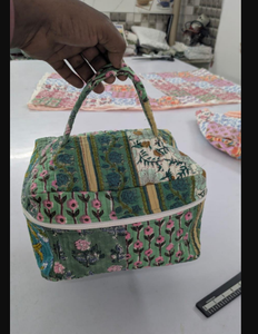 Sac à fermeture éclair grand format léger et écologique en coton 100% artisanal, imprimé à la main, matelassé, motif floral bohème - Product Image 4