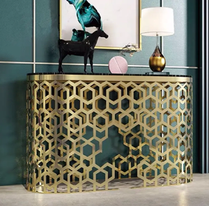 Peculiar Mesa consola superior de mármol blanco ovalada con una llamativa base de metal dorado geométrico, disponible a precios al por mayor - Product Image 5