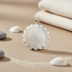 Magnifique pendentif en nacre en forme de fleur en argent pour cadeaux de femmes - Product Image 1