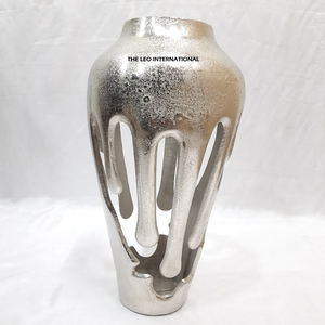 Florero de Diseño Clásico con Acabado Antiguo de Aluminio Plateado de Alta Calidad, Florero de Escritorio - Product Image 3