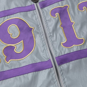 Chaqueta Bomber Reversible Reflectante Omega 3M, Gris y Morado en la Parte Delantera, Premium, Estilo Fraternidad Griega, Impermeable, Urbana, con Ribete Acanalado - Product Image 3