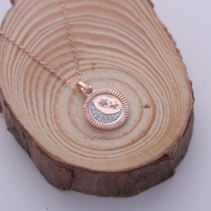 Colgante de Moneda con Forma de Estrella y Luna Celestial con Diamante Cultivado en Laboratorio Certificado por IGI en Oro Amarillo/Blanco y Oro Rosa de 18K, Colgante de Disco Minimalista - Product Image 5