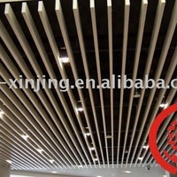 Panneaux de plafond en aluminium perforé à grain de bois, légers, ignifuges, de tailles et couleurs personnalisées, pour usage hôtelier