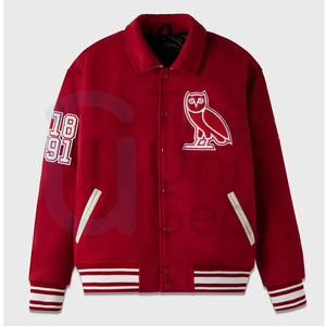 แจ็คเก็ตเบสบอลสไตล์วิทยาลัยสีแดงแบบใหม่สำหรับผู้ชายและผู้หญิง เสื้อกีฬาฤดูหนาว ผ้าฝ้าย 100% ด้านหน้าเป็นมิตรกับสิ่งแวดล้อม คุณภาพสูง - Product Image 1