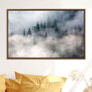 Impresión en lienzo de paisaje de bosque brumoso - Arte de pared con tranquilos árboles de pino, lienzo con marco dorado - Product Image 1