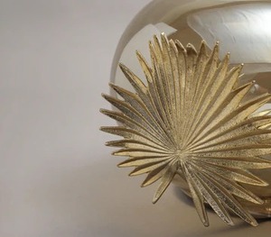 Maceta moderna de metal dorado bonito con diseño contemporáneo de vidrio dorado que agrega elegancia y frescura a cualquier espacio - Product Image 6