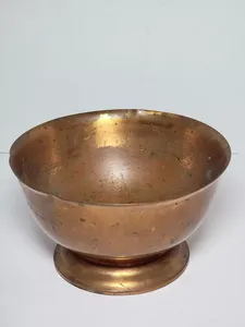 Maceta de Cobre Vintage de Alta Calidad con Base y Tazón Rústico Desgastado Disponible en Cantidad al por Mayor para Uso en el Hogar y Jardín - Product Image 1