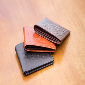 Portefeuille à deux volets en cuir noir élégant avec un design à fines rayures blanches contrastées à un prix de gros. - Product Image 1