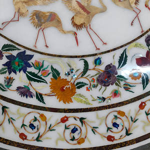 Dessus de table basse en marbre blanc rond fait à la main avec design floral et oiseau incrusté Art Design de pierres précieuses semi-précieuses - Product Image 3