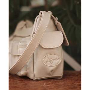 El mejor bolso de hombro de cuero de vaca genuino Premium para mujer hecho a mano con estilo atemporal y minimalista - Product Image 5