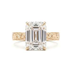 Bague gravée à la main avec diamant de laboratoire taille émeraude vintage certifié IGI et bande conique (5,20 CT) - Product Image 1