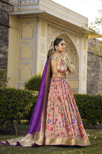 Jacquard traditionnel en soie Paithani Lehenga Choli tenue indienne pour les fêtes célébrations culturelles tissage riche pour les mariages - Product Image 2