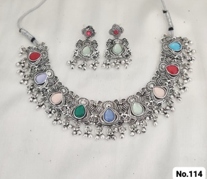 Conjunto exclusivo de collar de joyería de moda con piedras multicolores y pendientes a juego, perfecto para trajes étnicos y de fiesta - Product Image 6