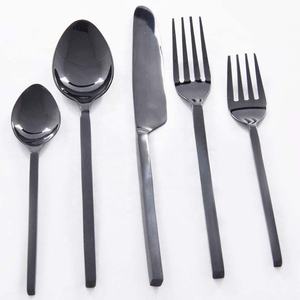 Juego de cubiertos chapados en oro de 7 piezas de estilo americano clásico con asas negras hechas a mano, perfectas para bodas y banquetes con estilo - Product Image 4