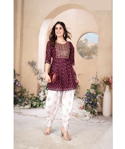 Kurti ชุดเคอร์ทิสพิมพ์ลายฟอยล์สไตล์พรีเมี่ยมจากผู้ผลิตอินเดีย - Product Image 1