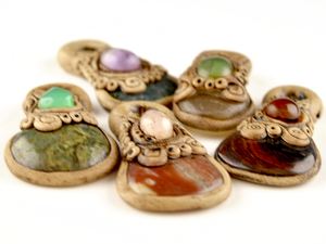 Mélange naturel de pierres précieuses en argile polymère visage concepteur fait à la main pierre précieuse de guérison cristal ethnique pendentif bijoux anciens pendentif pierre - Product Image 4