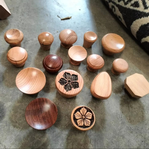 Poignée multifonctionnelle en bois pour armoires, commodes, cuisine, salle de bain, salons, chambres à coucher en plein air-Design traditionnel - Product Image 1