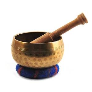 Cuenco Musical de latón hecho a mano con mazo de madera Ideal para terapia de sonido Meditación Curación y flujo de energía positiva - Product Image 4