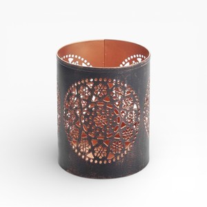 Ensemble de bougeoirs élégants en métal noir et cuivre avec motif floral et à pois pour la décoration de table - Product Image 6