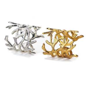 Anneaux de serviette en métal Argenterie élégante au design élégant Parfait pour la décoration de table à manger Accessoire de salle à manger élégant - Product Image 3